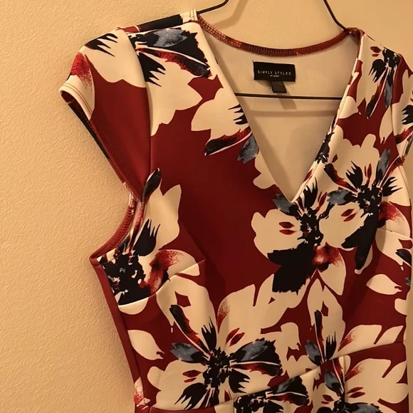 Beautiful great condition like new simply styled dress size small - Picture 4 of 7